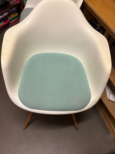 Vitra plastic chair - plastic,